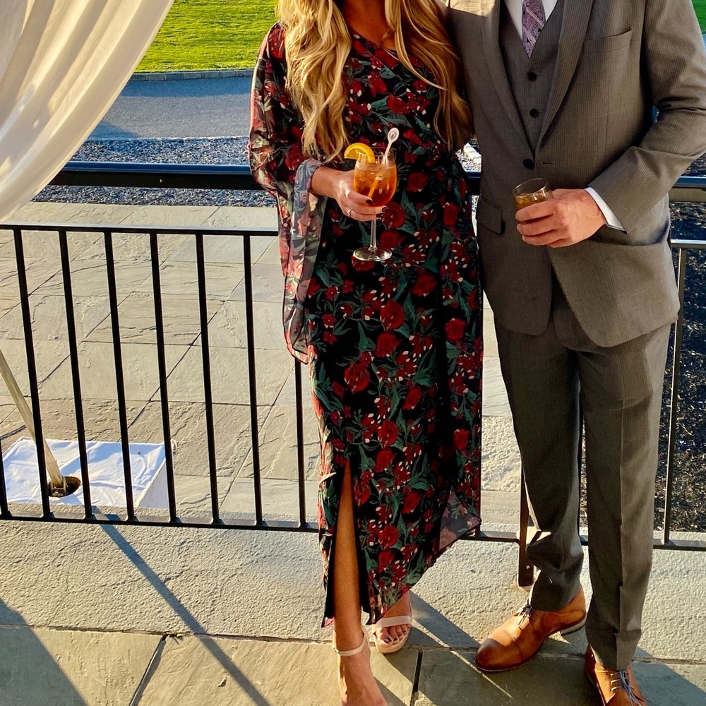 One shoulder floral dress up for grabs ✨